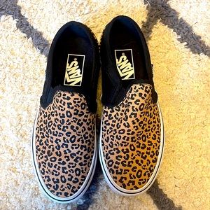 Women’s Vans Low-Top Trainers. Women’s size 6. Cheetah print.